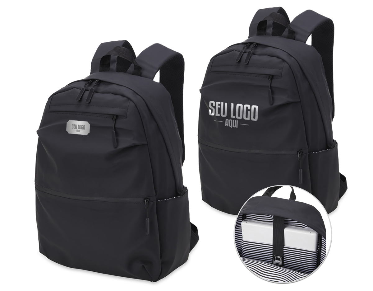 Mochila de couro sintético impermeável de 30 litros com três compartimentos, sendo o principal com bolso para notebook 15,6. Com bolsos laterais e interior listrado, a mochila possui alça para encaixe em malas de viagem, alça de mão e alças para as costas com revestimento espumado. 