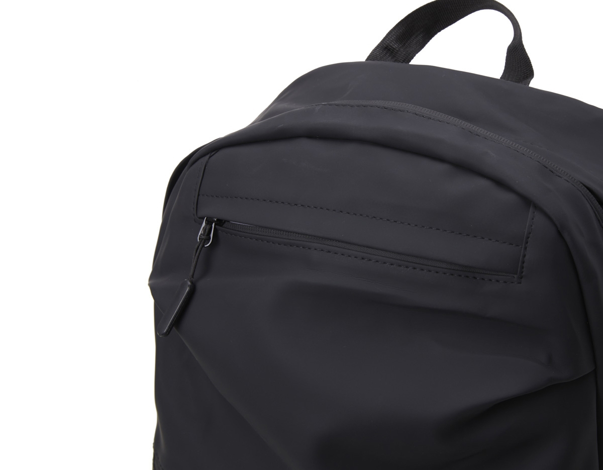 Mochila de couro sintético impermeável de 30 litros com três compartimentos, sendo o principal com bolso para notebook 15,6. Com bolsos laterais e interior listrado, a mochila possui alça para encaixe em malas de viagem, alça de mão e alças para as costas com revestimento espumado. 