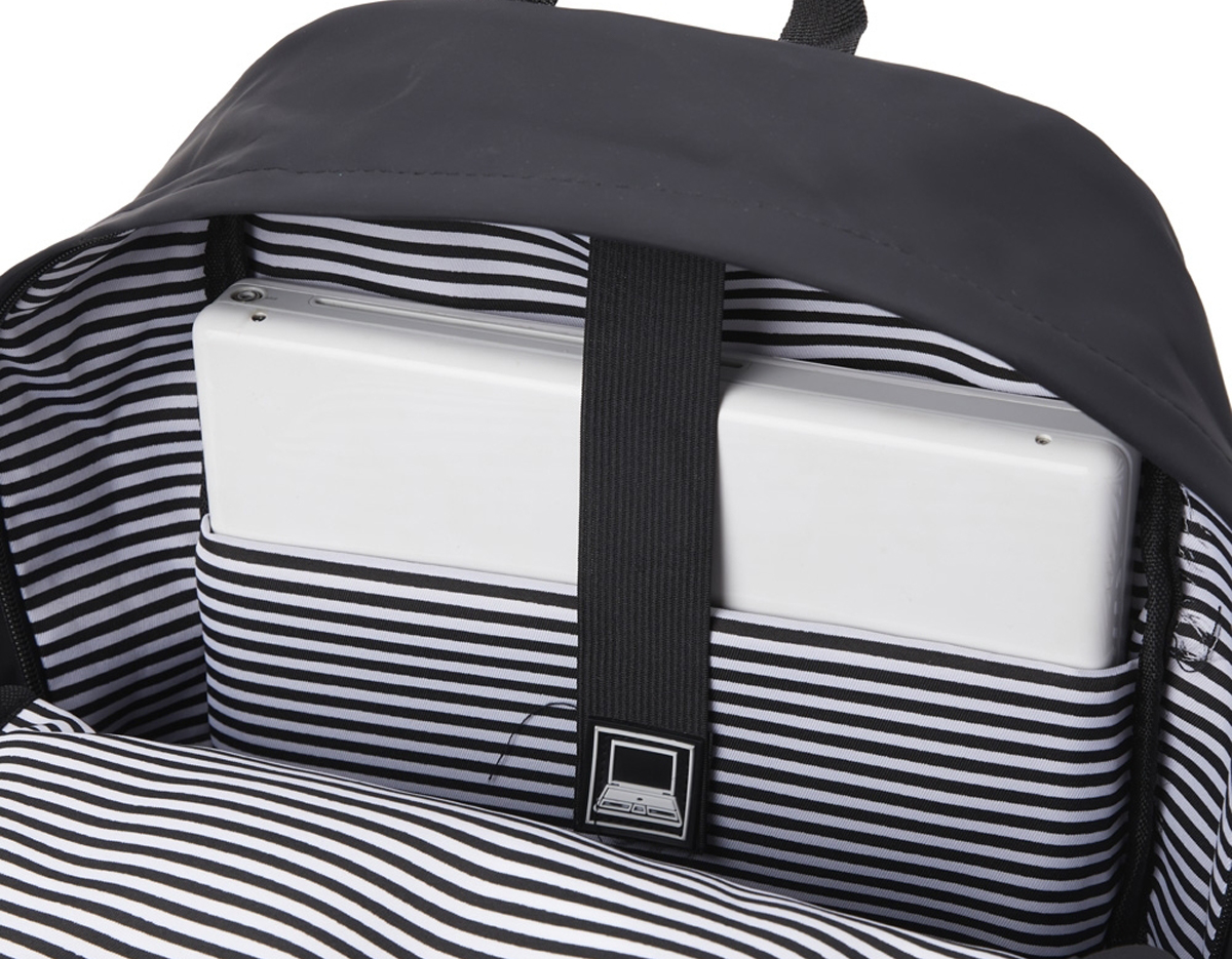Mochila de couro sintético impermeável de 30 litros com três compartimentos, sendo o principal com bolso para notebook 15,6. Com bolsos laterais e interior listrado, a mochila possui alça para encaixe em malas de viagem, alça de mão e alças para as costas com revestimento espumado. 
