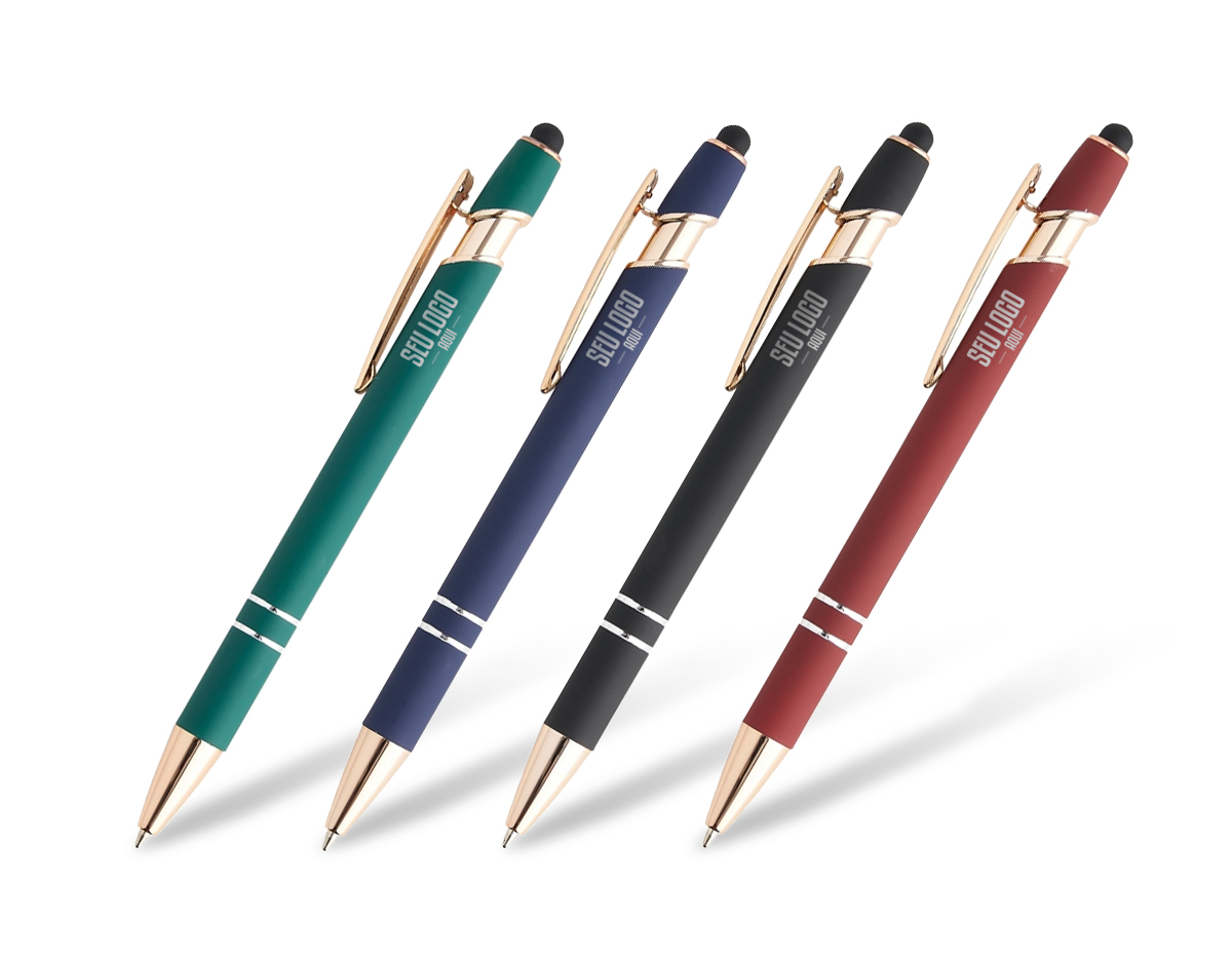 Caneta metálica touchscreen com acabamento emborrachado que proporciona toque macio e maior conforto na escrita. Possui acionamento por clique e carga esferográfica azul de 1.0 mm, garantindo escrita suave no dia a dia. Conta ainda com ponteira touchscreen, ideal para uso em smartphones e tablets sem precisar tocar diretamente na tela. Funcional e moderna, é uma excelente opção de brinde corporativo para ações promocionais e divulgação de marcas.