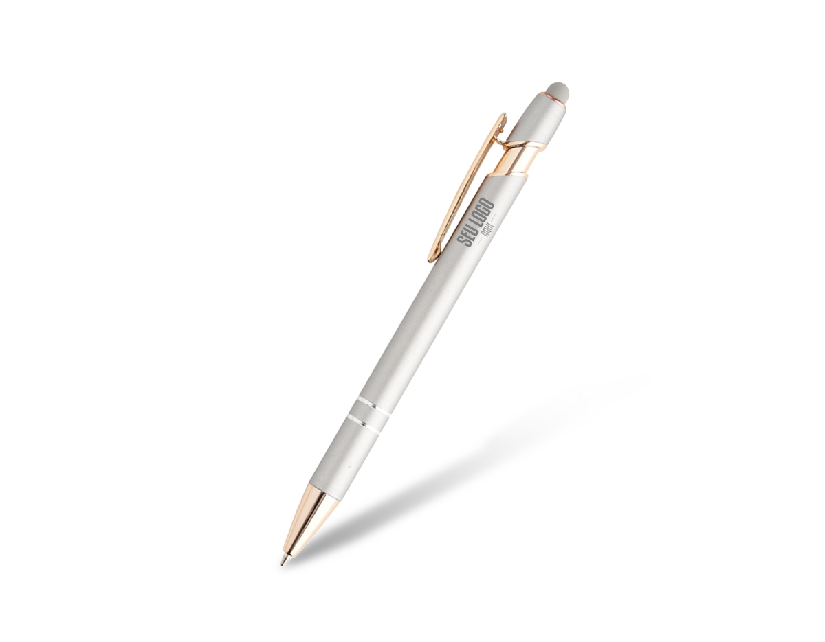 Caneta metálica touchscreen com design moderno e funcional. Possui acionamento por clique e carga esferográfica azul de 1.0 mm, proporcionando escrita suave e confortável no dia a dia. Conta ainda com ponteira touchscreen, ideal para utilização em smartphones e tablets sem contato direto com a tela. Elegante e versátil, é uma excelente opção de brinde corporativo para ações promocionais, eventos e divulgação de marcas.