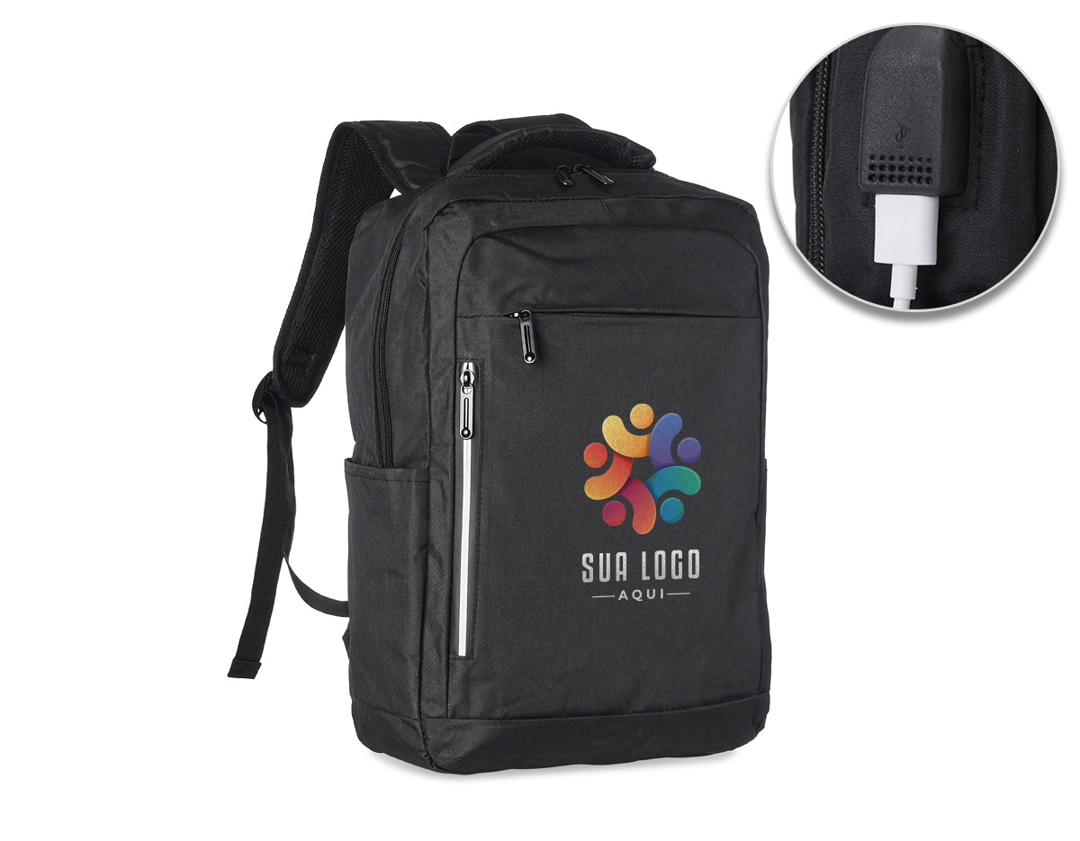 Mochila de nylon 20 litros com três compartimentos, sendo o principal com bolso para notebook 15,6. Com bolsos laterais e faixa frontal refletiva, a mochila possui adaptador USB externo, alça para encaixe em malas de viagem, duas alças de mãos e alças para as costas com revestimento espumado. 