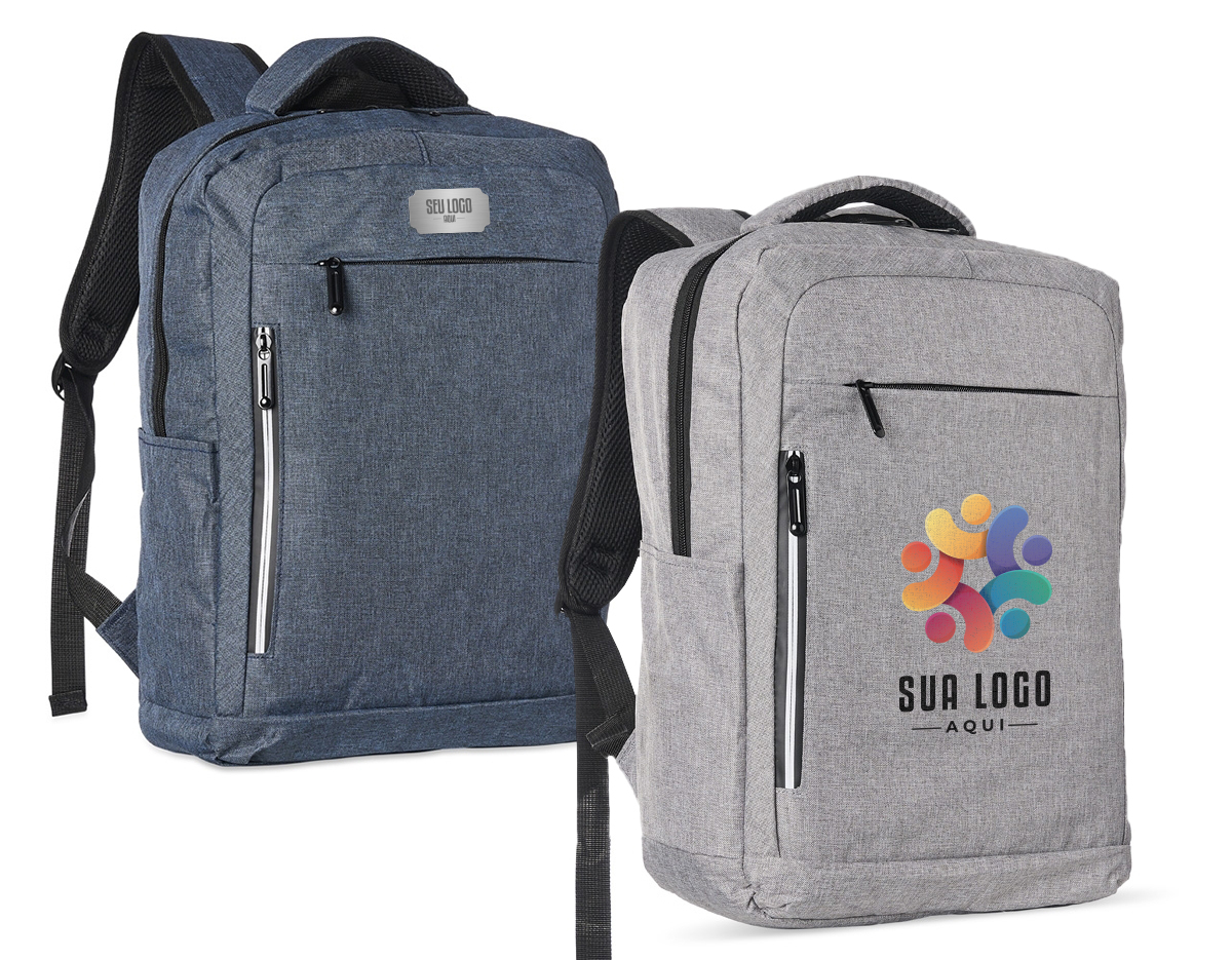 Mochila de nylon 20 litros com três compartimentos, sendo o principal com bolso para notebook 15,6. Com bolsos laterais e faixa frontal refletiva, a mochila possui adaptador USB externo, alça para encaixe em malas de viagem, duas alças de mãos e alças para as costas com revestimento espumado. 