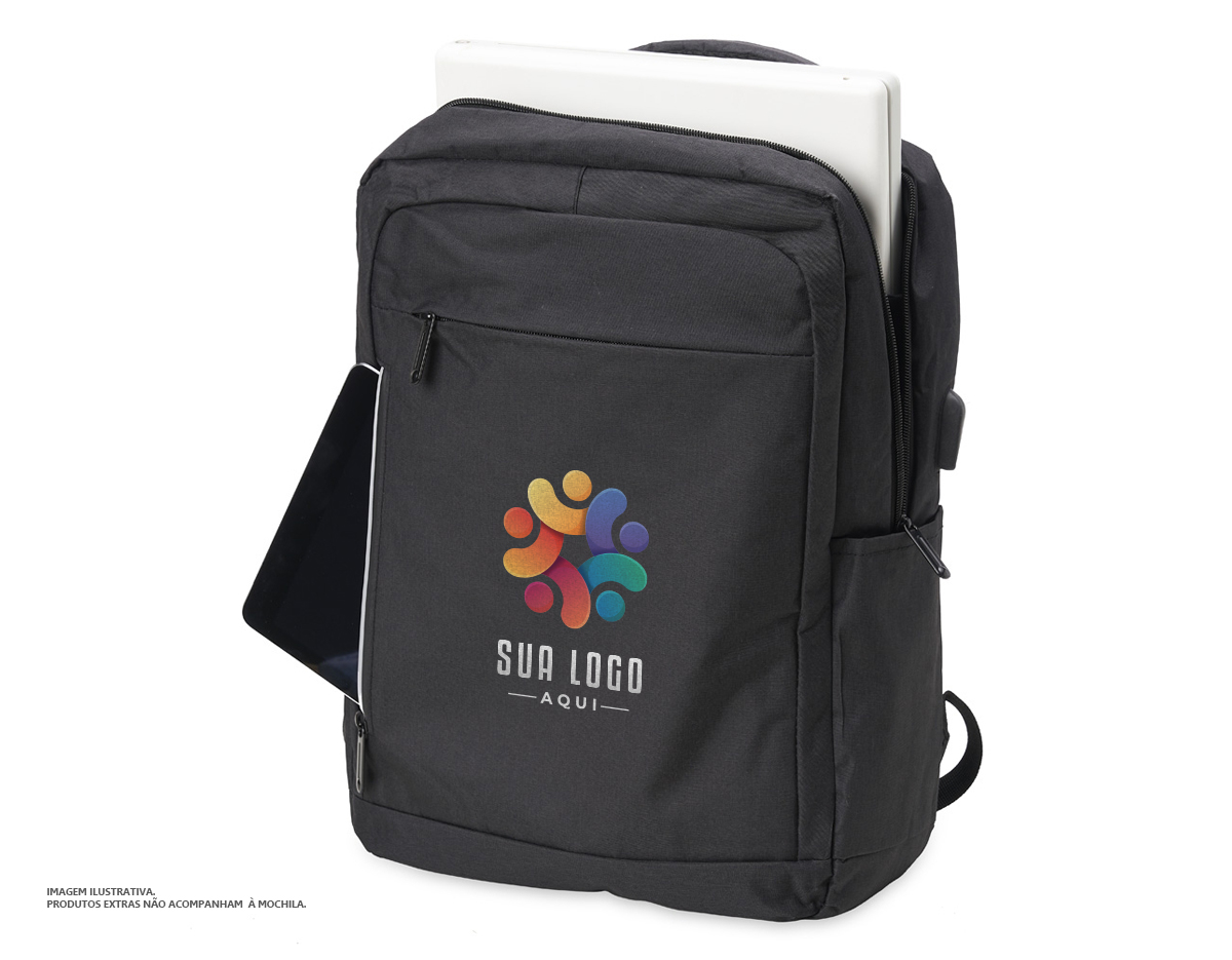 Mochila de nylon 20 litros com três compartimentos, sendo o principal com bolso para notebook 15,6. Com bolsos laterais e faixa frontal refletiva, a mochila possui adaptador USB externo, alça para encaixe em malas de viagem, duas alças de mãos e alças para as costas com revestimento espumado. 