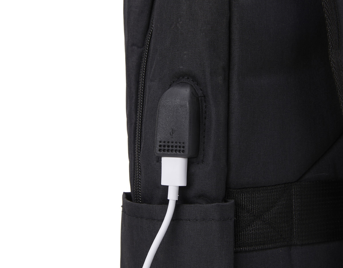 Mochila de nylon 20 litros com três compartimentos, sendo o principal com bolso para notebook 15,6. Com bolsos laterais e faixa frontal refletiva, a mochila possui adaptador USB externo, alça para encaixe em malas de viagem, duas alças de mãos e alças para as costas com revestimento espumado. 
