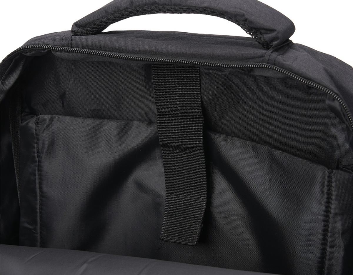 Mochila de nylon 20 litros com três compartimentos, sendo o principal com bolso para notebook 15,6. Com bolsos laterais e faixa frontal refletiva, a mochila possui adaptador USB externo, alça para encaixe em malas de viagem, duas alças de mãos e alças para as costas com revestimento espumado. 