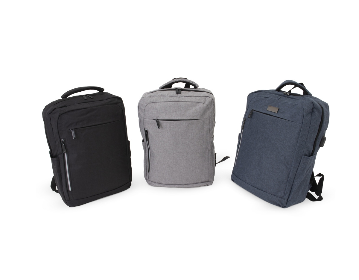 Mochila de nylon 20 litros com três compartimentos, sendo o principal com bolso para notebook 15,6. Com bolsos laterais e faixa frontal refletiva, a mochila possui adaptador USB externo, alça para encaixe em malas de viagem, duas alças de mãos e alças para as costas com revestimento espumado. 