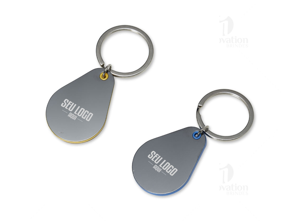 Chaveiro com detalhe plástico e chapa metálica grafite, personalizável frente e verso.