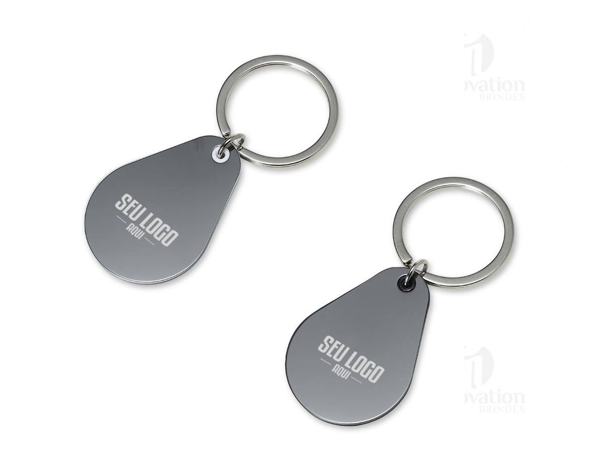 Chaveiro com detalhe plástico e chapa metálica grafite, personalizável frente e verso.