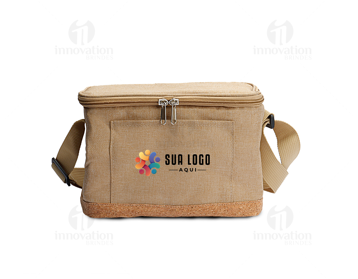 Bolsa térmica em poliéster e detalhes na parte inferior em cortiça. Alça para regulagem e parte interna soldada.