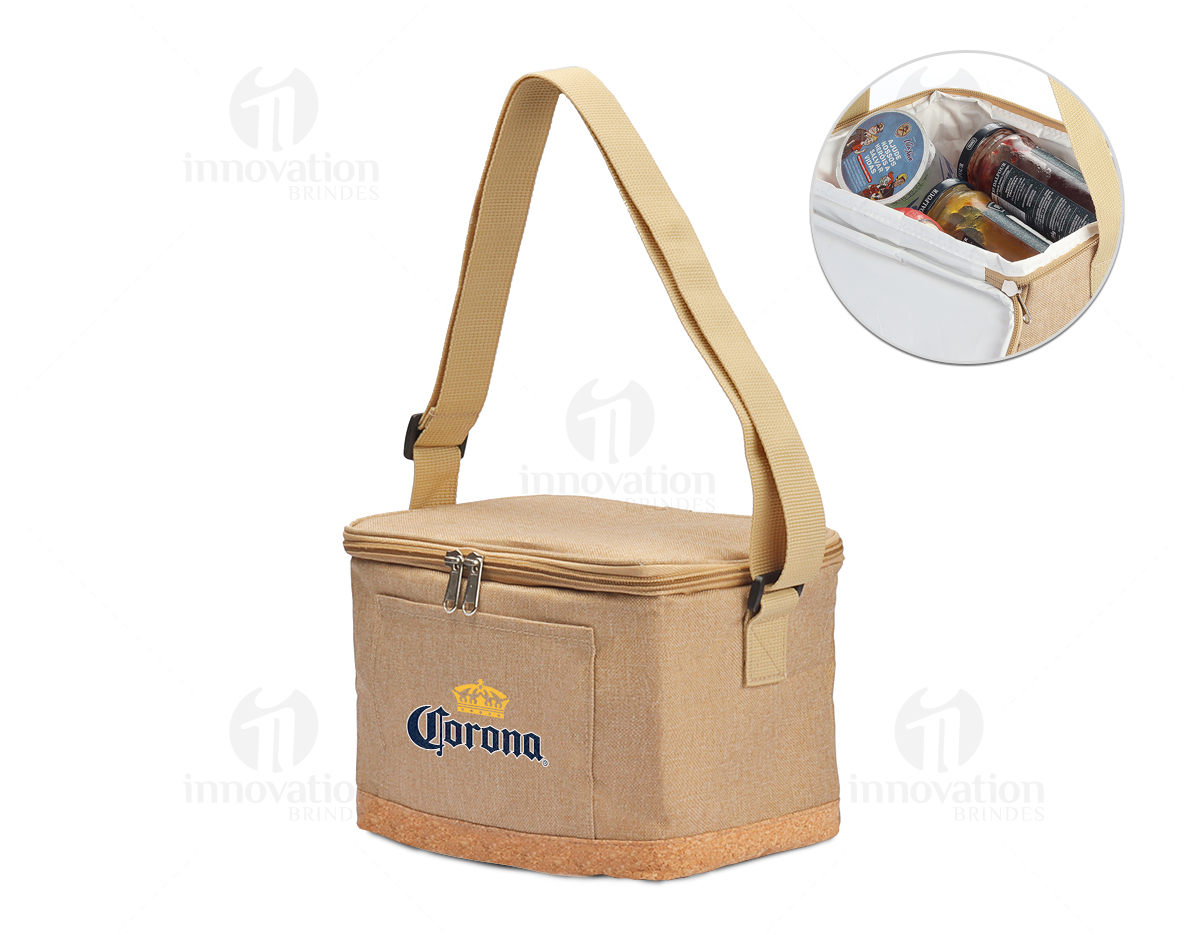 Bolsa térmica em poliéster e detalhes na parte inferior em cortiça. Alça para regulagem e parte interna soldada.