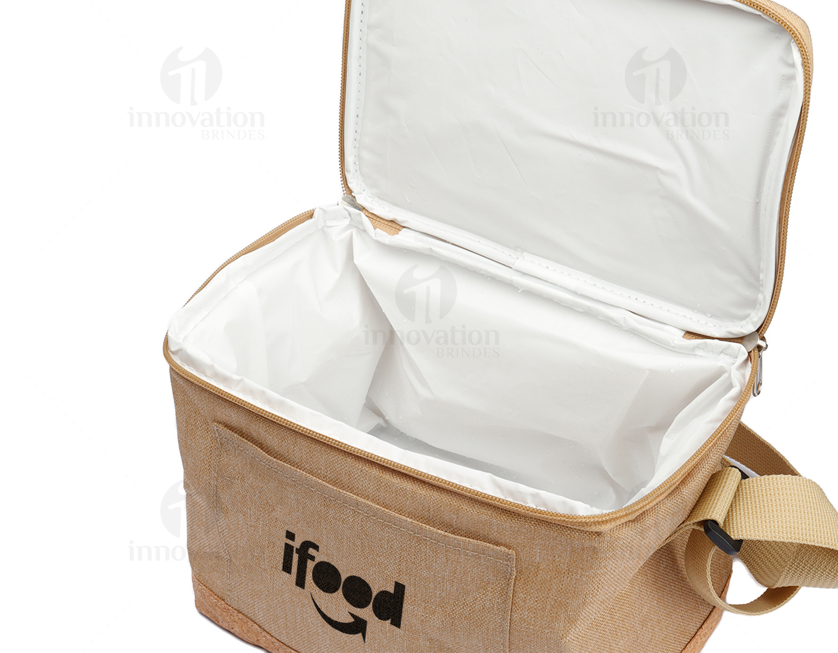 Bolsa térmica em poliéster e detalhes na parte inferior em cortiça. Alça para regulagem e parte interna soldada.