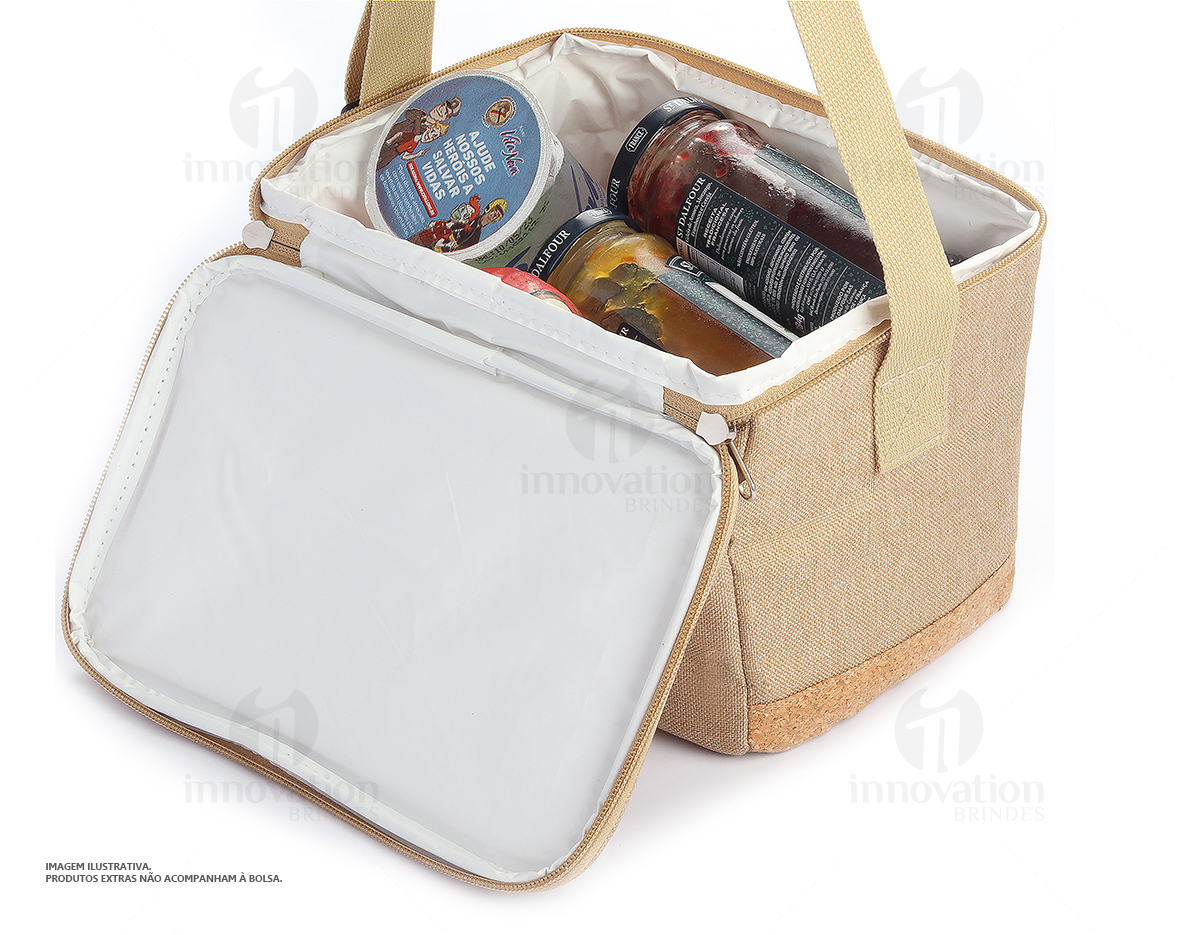 Bolsa térmica em poliéster e detalhes na parte inferior em cortiça. Alça para regulagem e parte interna soldada.