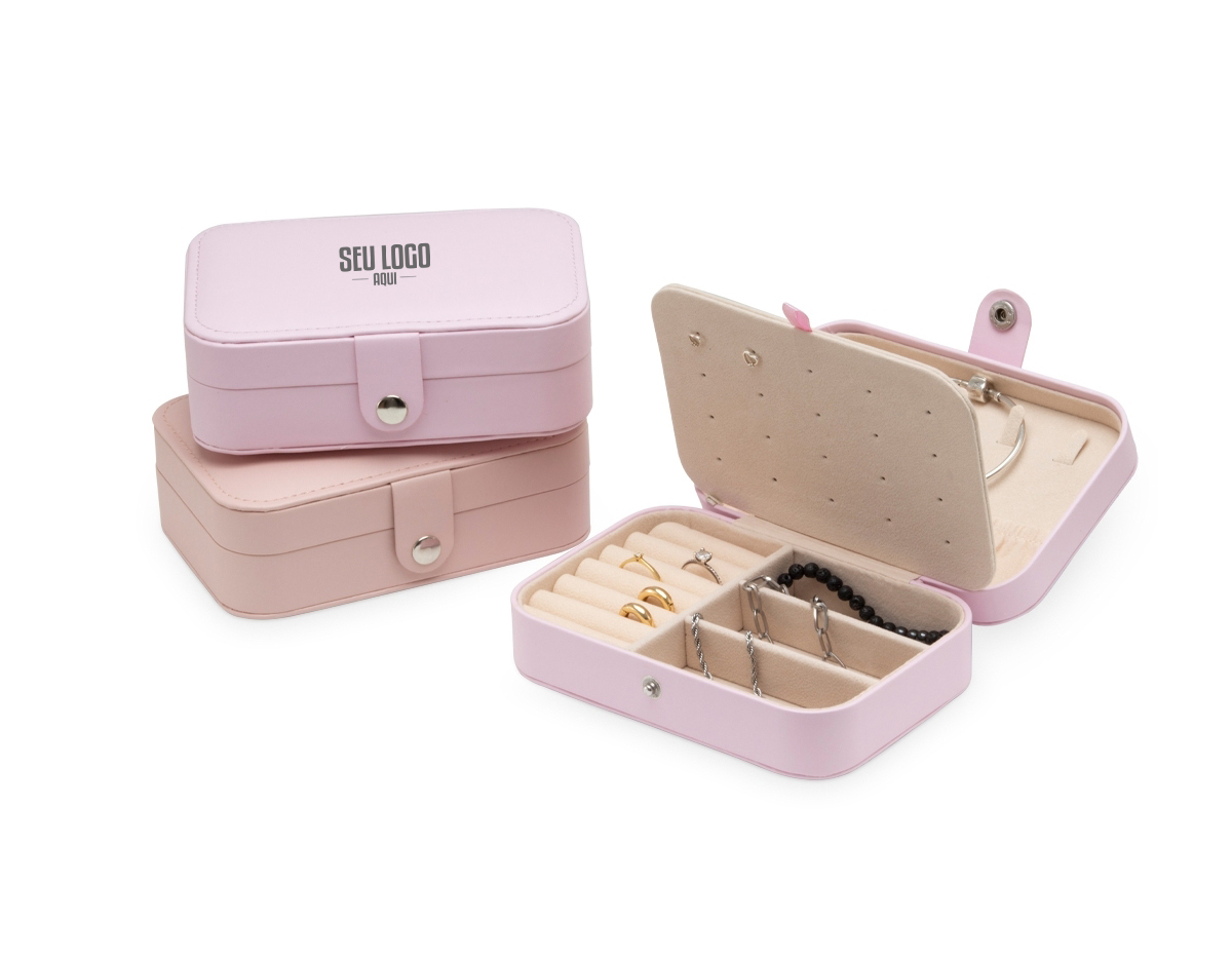 Porta joias de couro sintético com revestimento aveludado. Possui compartimentos internos para anéis, pulseiras, colares e placa para brincos.