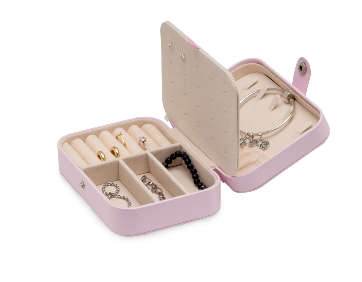 Porta joias de couro sintético com revestimento aveludado. Possui compartimentos internos para anéis, pulseiras, colares e placa para brincos.