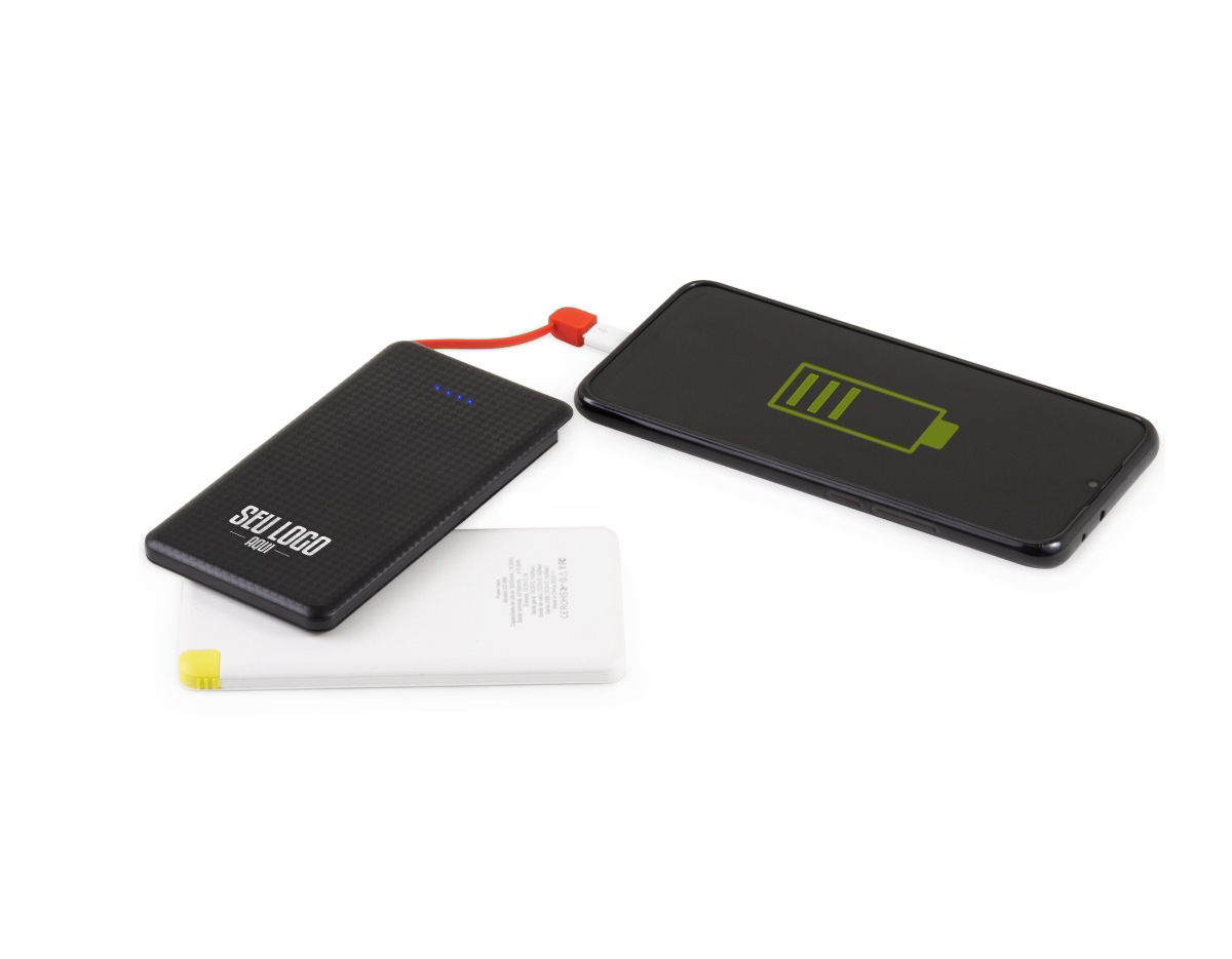 Carregador portátil plástico com 5.000mAh e indicador led de bateria. Possui entrada V8, acompanha cabo USB, adaptador lightning e adaptador tipo-C