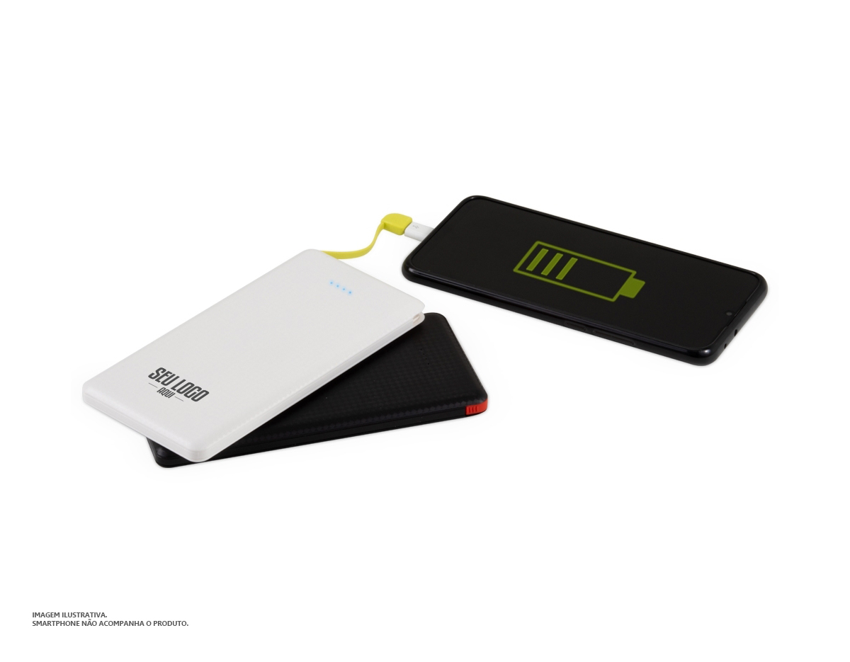 Carregador portátil plástico com 10.000mAh e indicador led de bateria. Possui entrada V8, acompanha cabo USB, adaptador lightning e adaptador tipo-C.