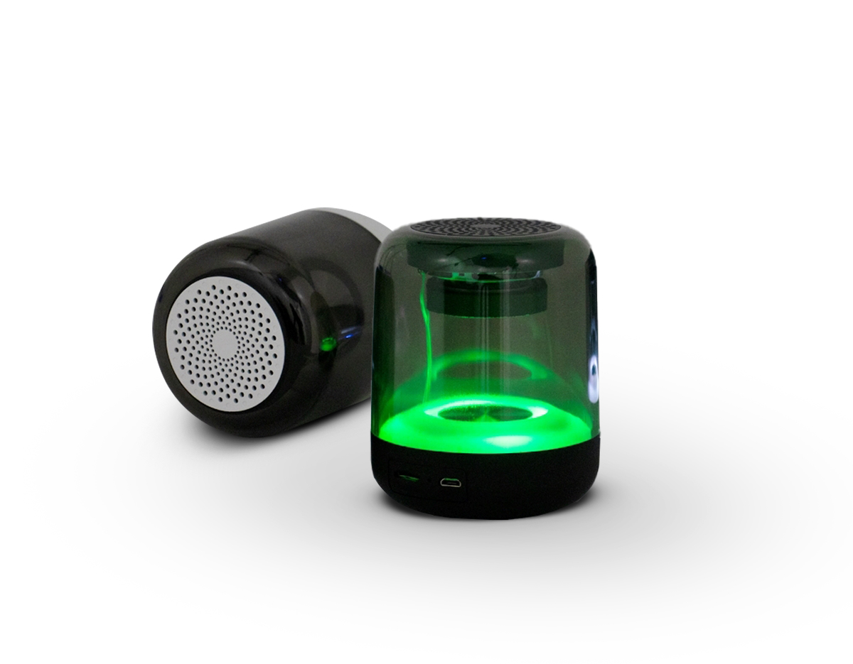 Caixa de som multimídia com luzes led. Operante nos modos bluetooth, rádio FM e cartão TF (MicroSD). Acompanha cabo USB.