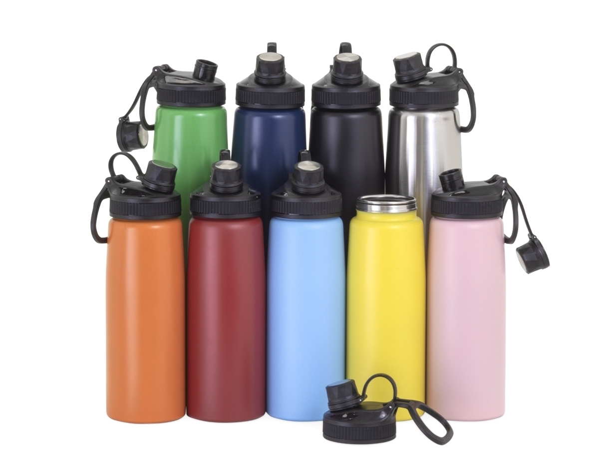 Squeeze inox 900ml com tampa plástica, bocal com tampa protetora e alça para transporte.