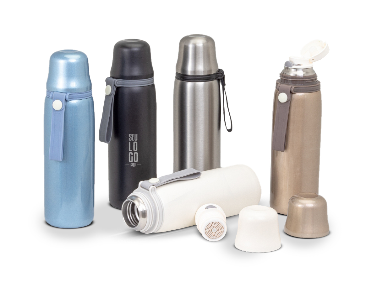 Garrafa térmica feita em inox 304 com parede dupla, capacidade de 850ml. Com alça emborrachada para transporte, a garrafa contém filtro infusor, tampa com botão de acionamento e tampa externa utilizável como copo.