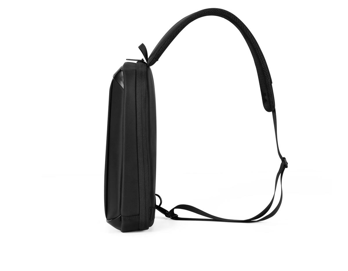 Mochila transversal com bolso interno para guardar seus itens essenciais, feito de tecido de poliéster resistente à água e ao desgaste, alça de ombro esquerdo/ombro direito reversível. Compartimento interno acolchoado para tablet