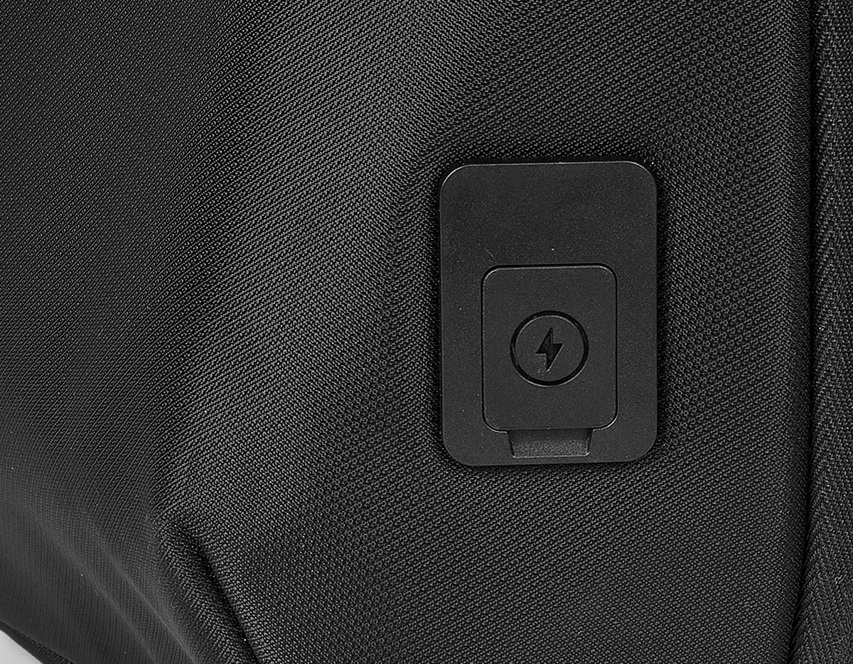 Mochila transversal com bolso interno para guardar seus itens essenciais, feito de tecido de poliéster resistente à água e ao desgaste, alça de ombro esquerdo/ombro direito reversível. Compartimento interno acolchoado para tablet