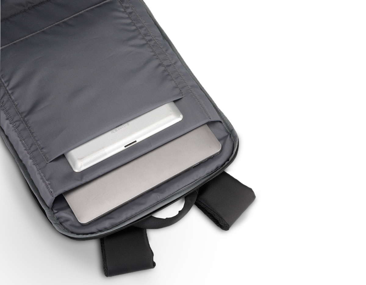 Mochila Premium, adequada para viagens de negócios, feito de tecido de poliéster, resistente à água e ao desgaste, alças de ombro acolchoadas, aceita notebook de até 15,6", engate para mala de viagem, com dois bolsos nas laterais.