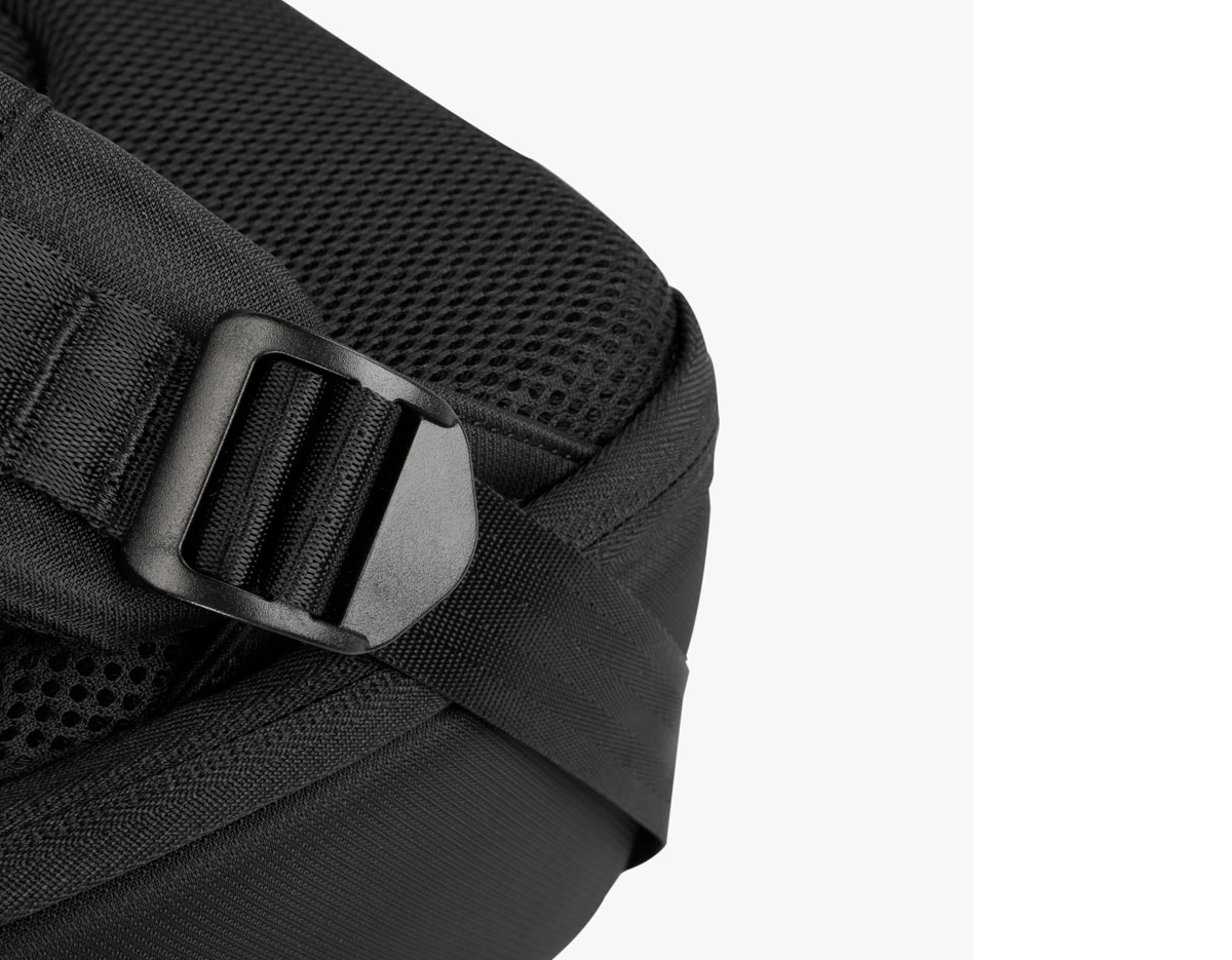 Mochila Premium, adequada para viagens de negócios, feito de tecido de poliéster, resistente à água e ao desgaste, alças de ombro acolchoadas, aceita notebook de até 15,6", engate para mala de viagem, com dois bolsos nas laterais.