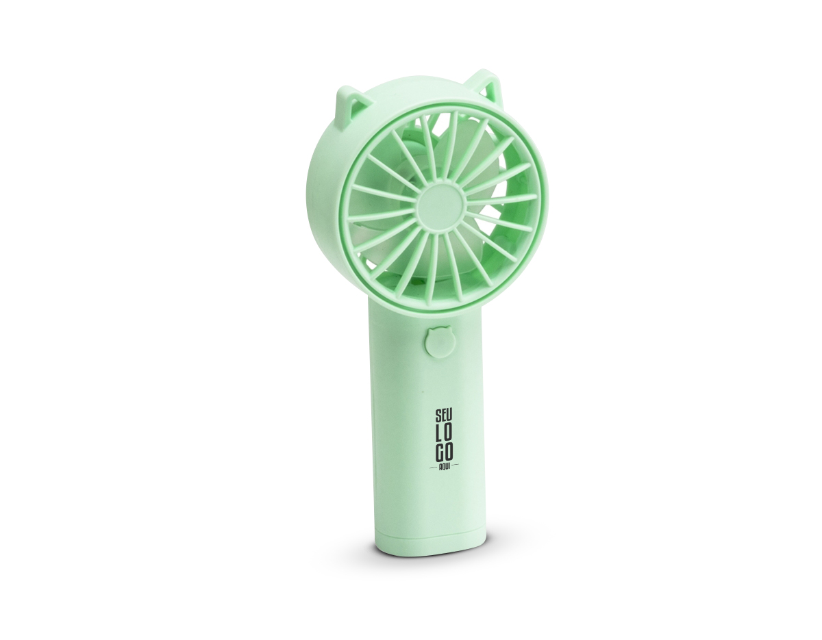 Mini ventilador plástico com botão de acionamento. Para o funcionamento, utiliza-se duas pilhas AA (não acompanha).