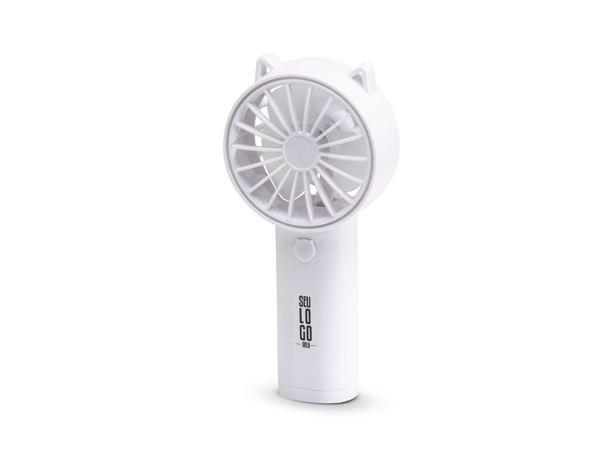 Mini ventilador plástico com botão de acionamento. Para o funcionamento, utiliza-se duas pilhas AA (não acompanha).