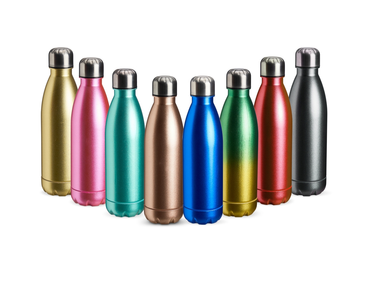 Garrafa plástica com tampa de alumínio, capacidade de 680ml.