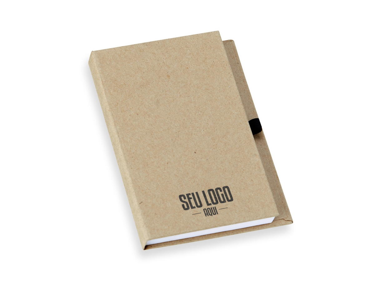 Bloco de anotações capa dura em kraft com porta caneta e wire-o. Contém aproximadamente 100 páginas não pautadas na cor branca.