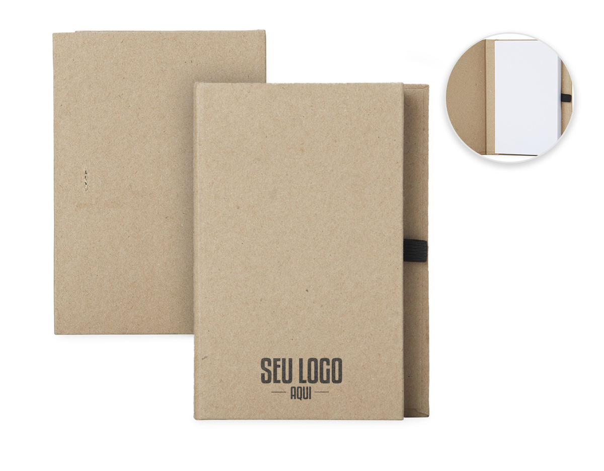 Bloco de anotações capa dura em kraft com porta caneta e wire-o. Contém aproximadamente 100 páginas não pautadas na cor branca.