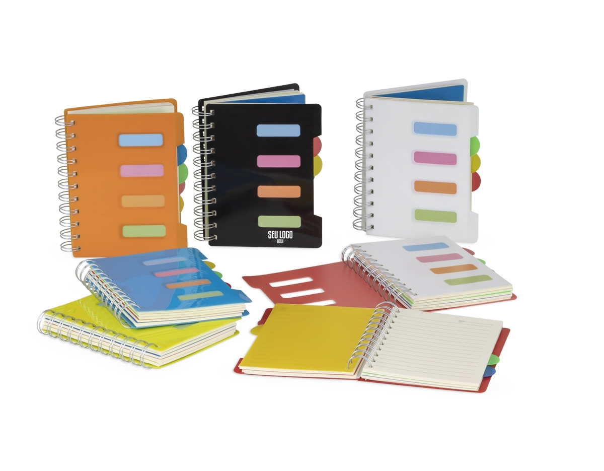Caderno pequeno com 4 divisórias e abas para identificações, capa plástica com wire-o metálico. Contém aproximadamente 103 folhas marfins e folha inicial com tarjas para organizar e identificar as divisórias.