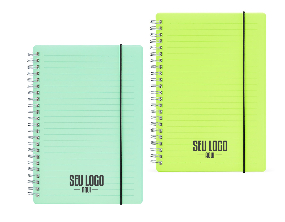 Caderno A5 com capa plástica e elástico para lacre, contém aproximadamente 80 folhas marfim com pauta.