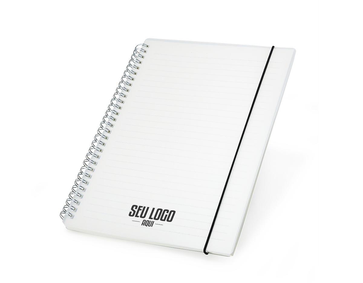 Caderno B5 com capa plástica e elástico para lacre, contém aproximadamente 80 folhas marfim com pauta.