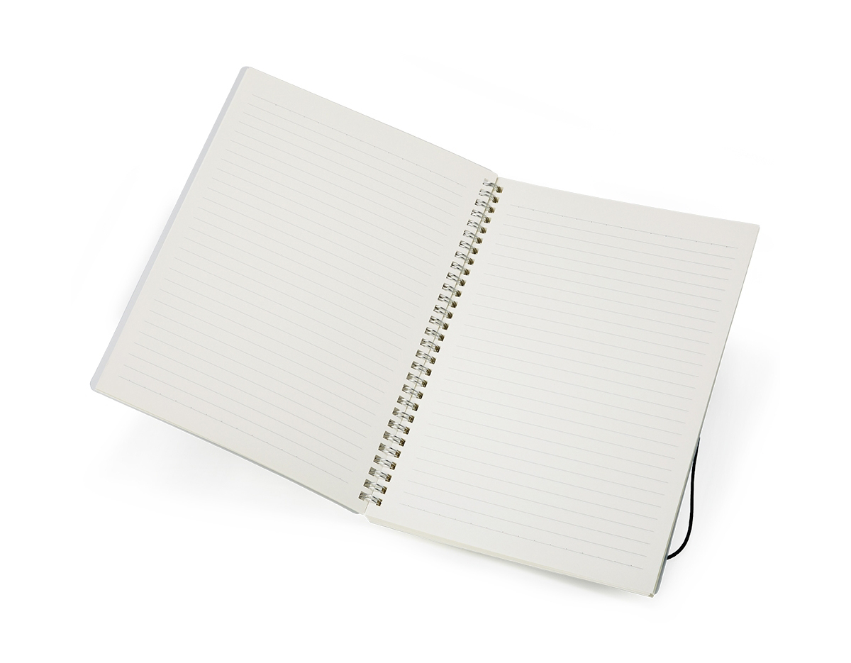 Caderno B5 com capa plástica e elástico para lacre, contém aproximadamente 80 folhas marfim com pauta.