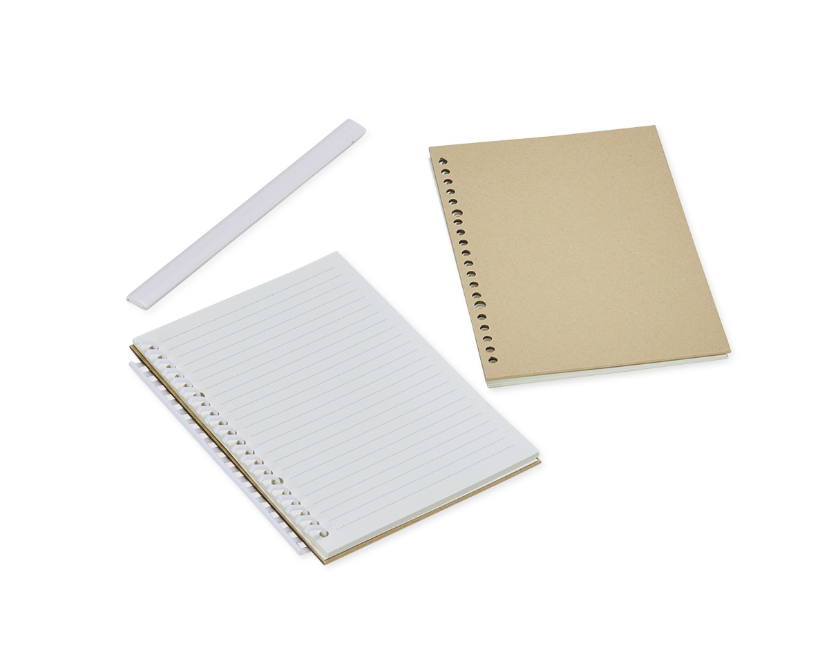 Caderno A5 com capa dura em kraft e espiral removível, contém aproximadamente 87 folhas marfim com pauta.