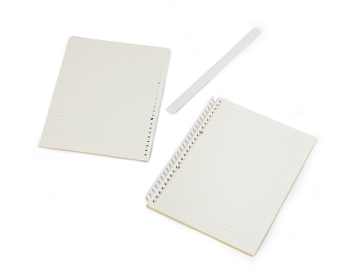 Caderno B5 com capa dura em kraft e espiral removível, contém aproximadamente 90 folhas marfim com pauta.