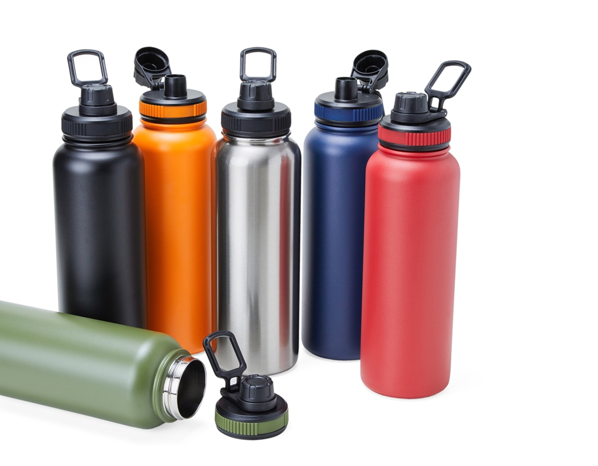 Garrafa térmica feita em inox com parede dupla livre de BPA, capacidade de 1,2 litros. Tampa com alça para transporte e tampa de proteção para o bocal.