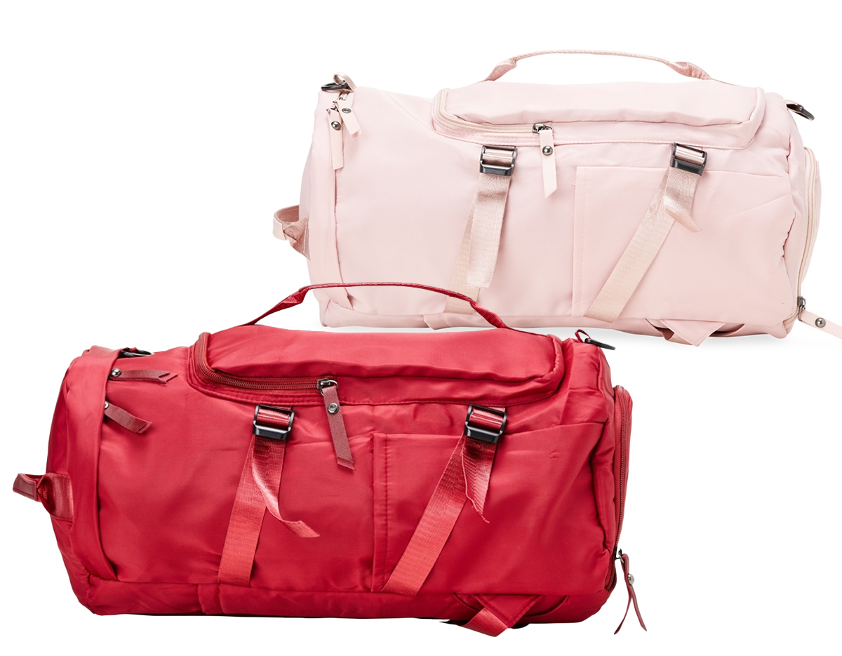  Bolsa esportiva de 25 litros em poliéster de impacto impermeável com três compartimentos, sendo um deles exclusivos para tênis. Compartimento principal com dois bolsos, sendo um deles com zíper exclusivo para itens molhados. Com bolsos laterais e duas alças de mãos, a bolsa contém alças de compensação, alça transversal removível e alças para as costas ocultas no compartimento inferior, podendo ser transportada como mochila.