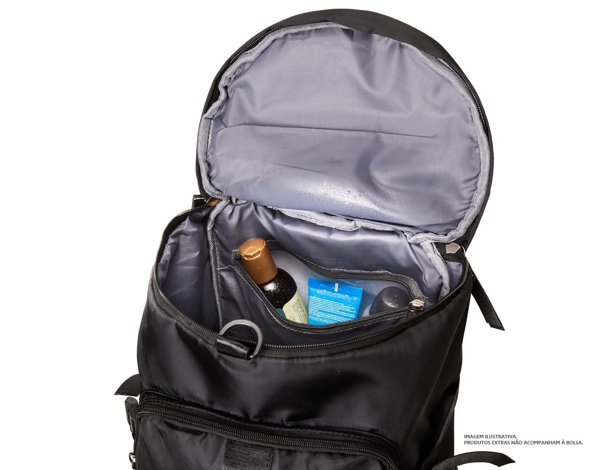  Bolsa esportiva de 25 litros em poliéster de impacto impermeável com três compartimentos, sendo um deles exclusivos para tênis. Compartimento principal com dois bolsos, sendo um deles com zíper exclusivo para itens molhados. Com bolsos laterais e duas alças de mãos, a bolsa contém alças de compensação, alça transversal removível e alças para as costas ocultas no compartimento inferior, podendo ser transportada como mochila.