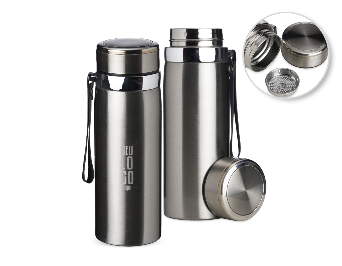 Garrafa térmica 800ml em Inox parede dupla. Possui tampa plástica revestida em Inox com borracha para vedação evitando o vazamento de líquido e prezando a temperatura, infusor e alça em couro sintético.