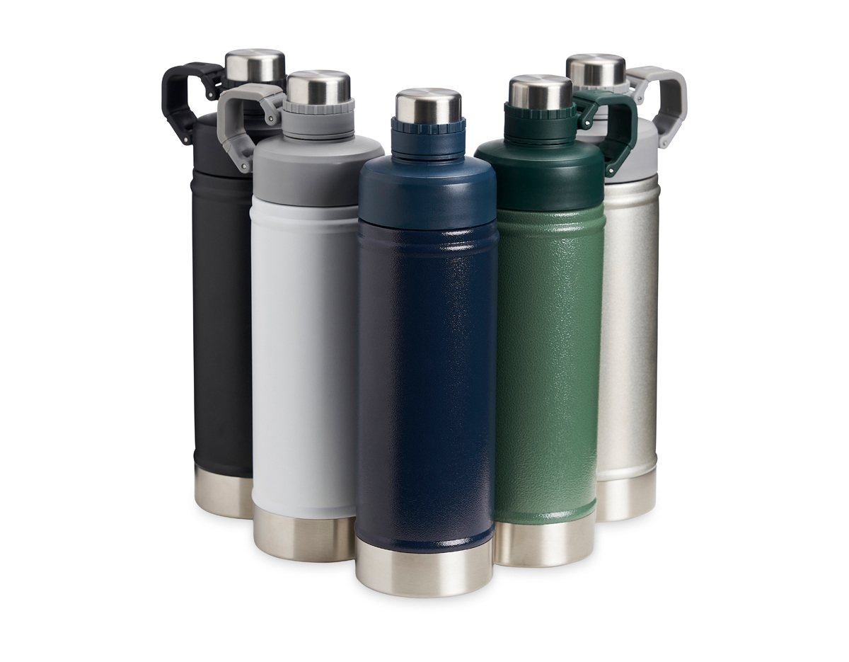 Garrafa térmica de parede dupla em inox, capacidade de 700ml. Tampa principal com bocal e tampa protetora com alça de transporte acoplada.