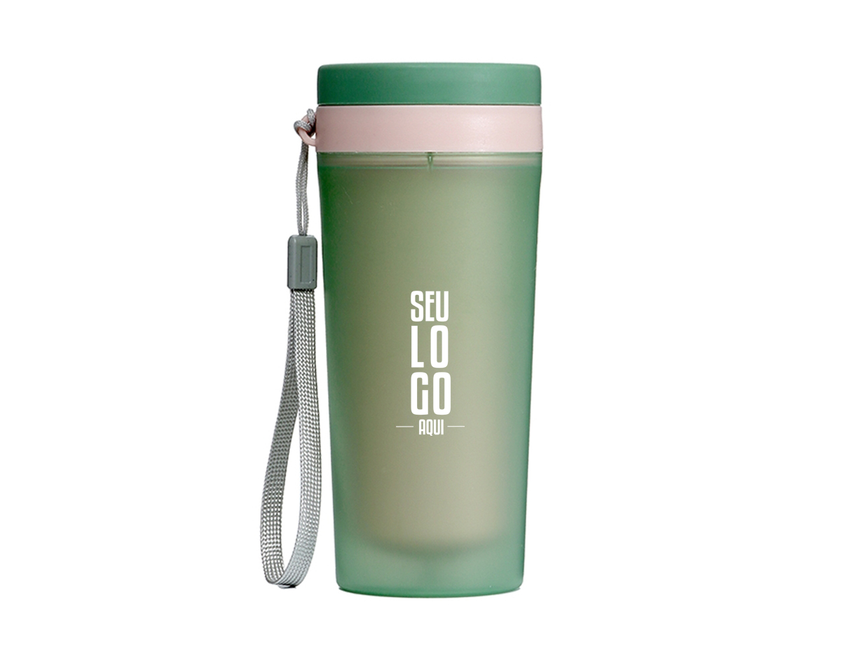 Copo de plástico polipropileno com capacidade para 350ml livre BPA, parede dupla. Acompanha tampa rosqueável e alça de nylon para transporte.