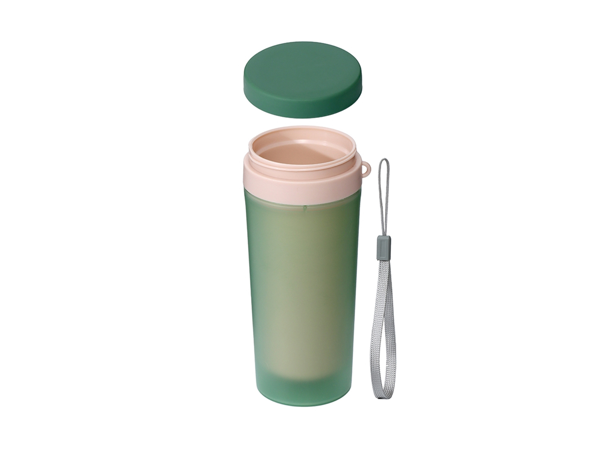 Copo de plástico polipropileno com capacidade para 350ml livre BPA, parede dupla. Acompanha tampa rosqueável e alça de nylon para transporte.