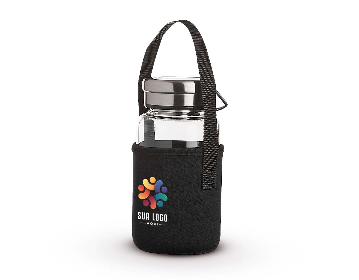 Garrafa de vidro borossilicato com capacidade de 650ml, acompanha peneira infusora e capa de neoprene com alça para transporte. Tampa de alumínio com alça para transporte.
