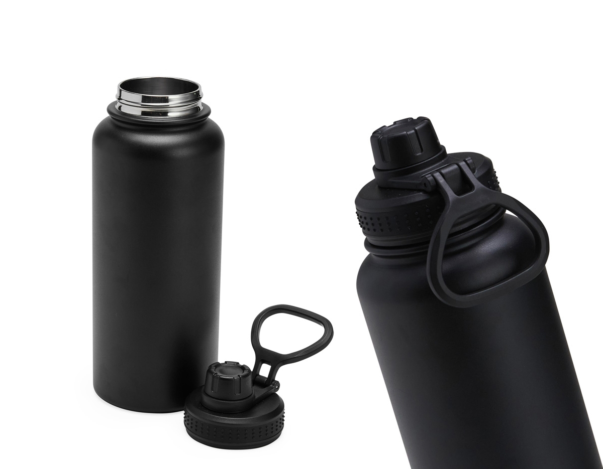 Garrafa térmica com capacidade de 1 litro em inox com parede dupla, contém tampa plástica rosqueável com bocal e alça para transporte acoplados.