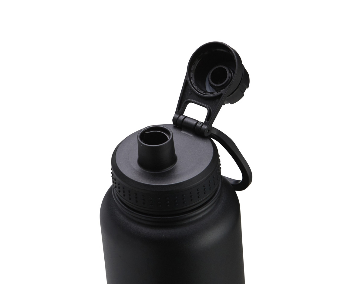 Garrafa térmica com capacidade de 1 litro em inox com parede dupla, contém tampa plástica rosqueável com bocal e alça para transporte acoplados.
