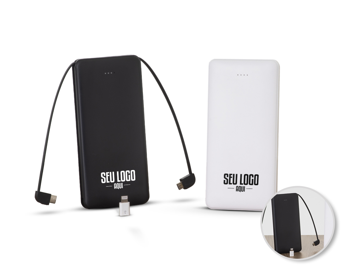 Power bank plástico de 10.000mAh com indicadores led de bateria e cabos acoplados: Tipo-C e V8. Acompanha cabo USB V8 e adaptador Lightning.